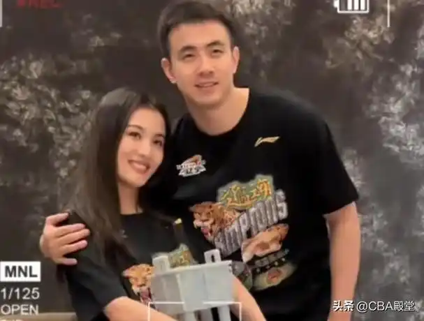 王君瑞晒定妆照!举冠军鼎与赵继伟恩爱对视,继伟比"3"展自豪