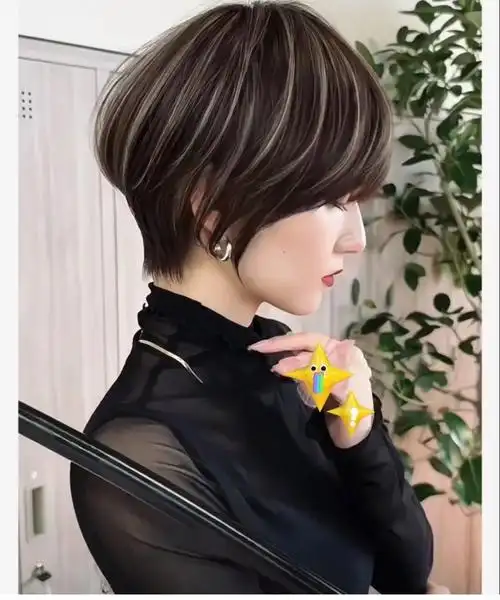 个性十足小短发挑染,很洒脱又时尚