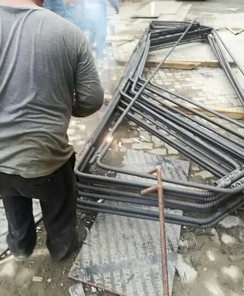 10#,13#盖梁钢筋骨架焊接,2人作业