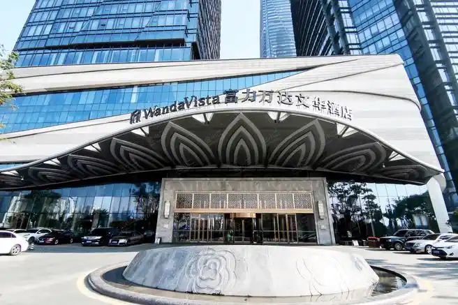 我们酒店是坐落于昆明市商业核心区域的一家商务五星级酒店,酒店拥有