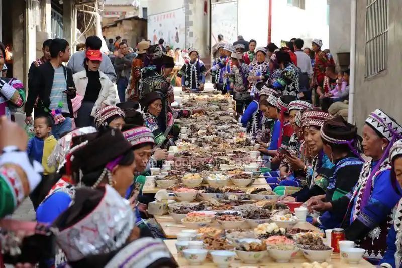 云南元阳哈尼族同胞摆成长街宴共庆昂玛突节