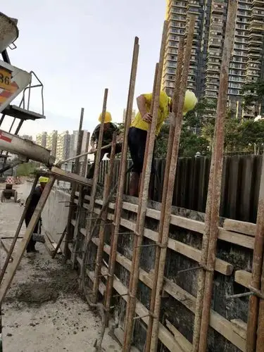 c5悬臂式挡墙墙身浇筑混凝土