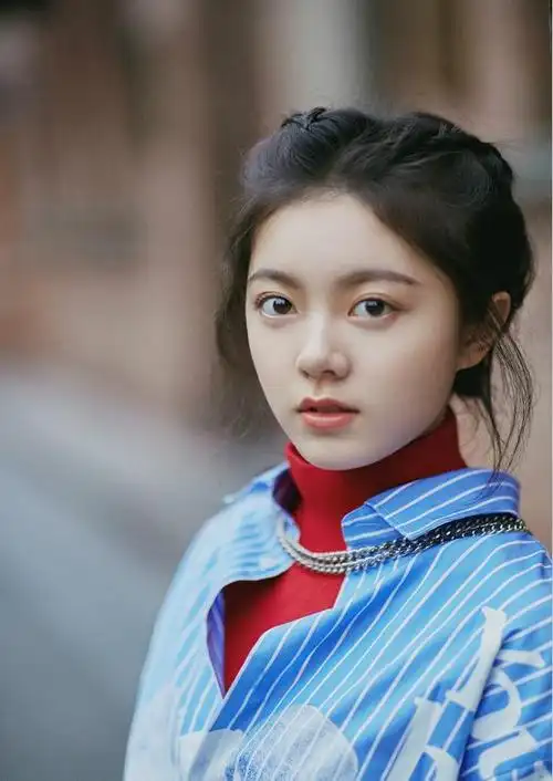 原创赵今麦才17岁就这么会穿白色长袖搭背带裤青春靓丽又活力十足