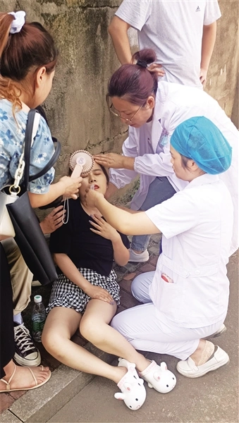 偶遇女孩晕倒白衣天使施救