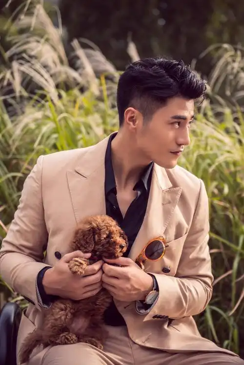 型男搭萌宠 李晨浩上演秋日"西装杀" _中国