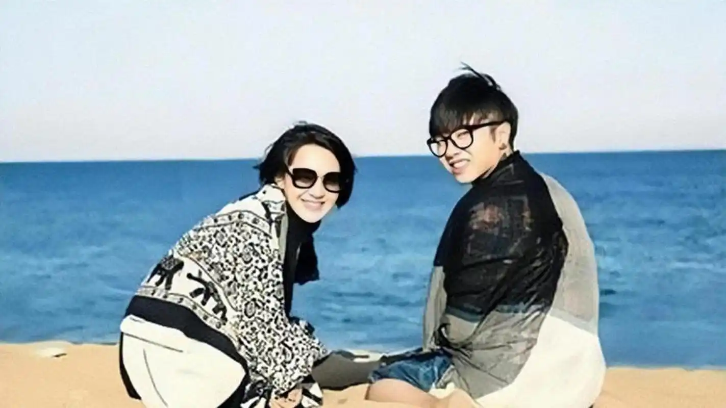 许晴在微博上官宣自己与华晨宇的恋情,这让微博一时间再度爆火,丝毫不