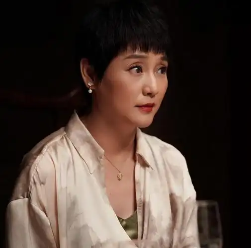 邀月宫主孔琳大方晒素颜照皮肤松弛满脸斑依旧被赞好美