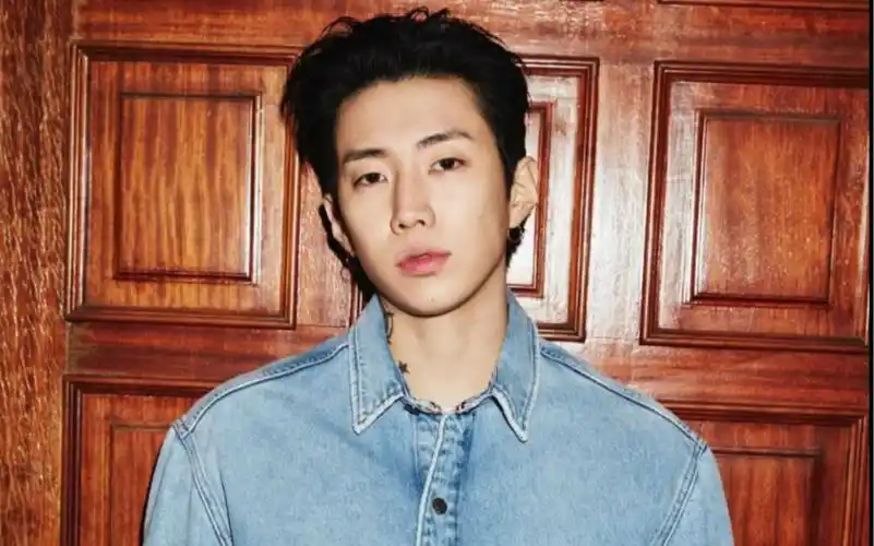 朴宰范 jaypark 社长之前拍的某品牌宣传图,社长是亚太区代言人哟