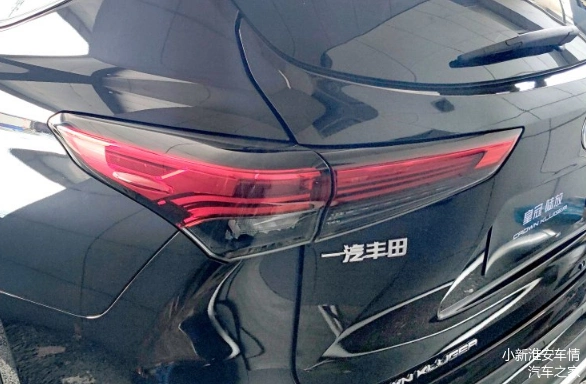 2021款丰田皇冠陆放上市外观大方售2758万起比汉兰达香