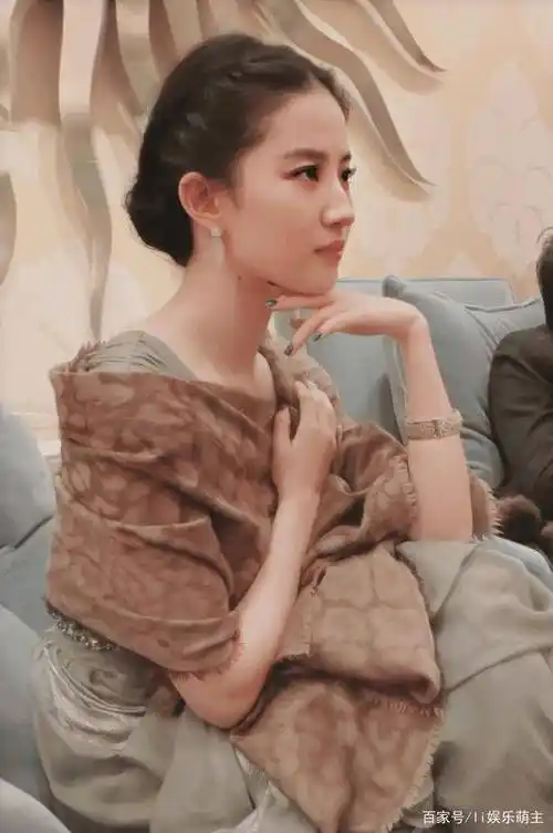 当32岁刘亦菲撞上35岁唐嫣,这简直是我见过最惨烈的同框现场镜头