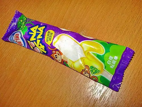 雀巢有一个雪糕 可以剥皮的 像香蕉一样 叫"笨"什么的 大家谁知道啊