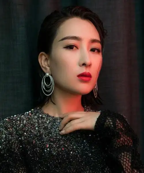 在这个浮光掠影的舞台上,马苏因卷入李小璐事件而成为众矢之的.