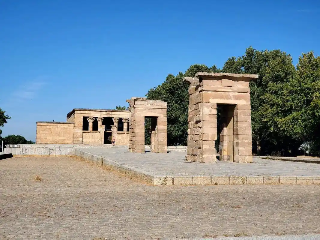 这座公元前二世纪的埃及神庙坐落于西班牙广场附近的山 - 抖音