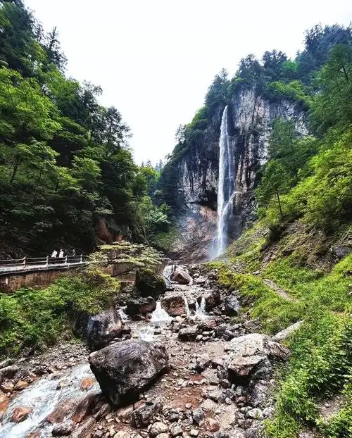 位于甘肃省陇南市宕昌县城郊,由官珠沟,鹅嫚沟,木隆沟,庙沟等景区组成