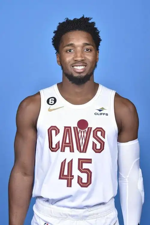 骑士队现在的球员名单(nba新赛季骑士队晒出首发五虎定妆照)