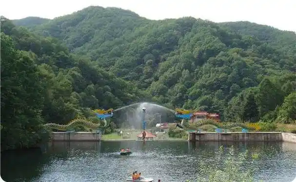 它是通化市郊最高峰,是以自然景观为主的,森林生态旅游景区