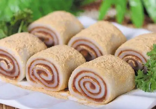 驴打滚是老北京和天津卫传统小吃之一,成品黄,白,红三色分明,煞是