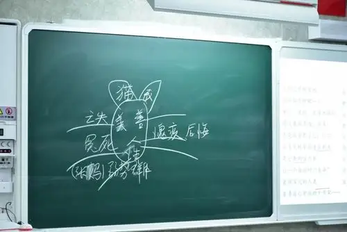 板书呈现周老师以一首自创诗《猫和十字架》为总结,在舒缓的音乐中