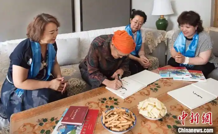 连环画《草原母亲都贵玛》:绘出草原母亲与上海孤儿感人故事