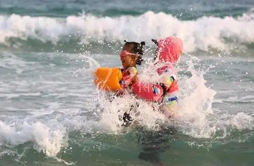 2020年4月20日,海南三亚,游客在三亚市大东海景区海边戏水.