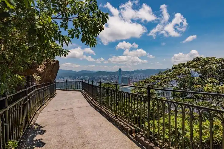 哪里,在哪儿):香港岛湾仔区汕头街与庄士敦道交汇处北修顿游乐场电话