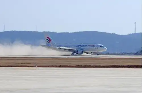 时18分许,经过约2个小时的验证飞行,试飞机组顺利完成对机场飞行程序