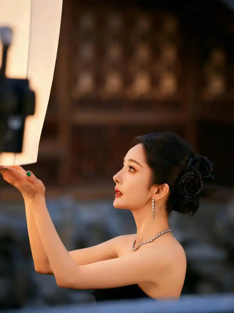 杨幂#智族gq年度人物盛典# #明星生图大赏# #养眼美女#  "宛如暗夜中