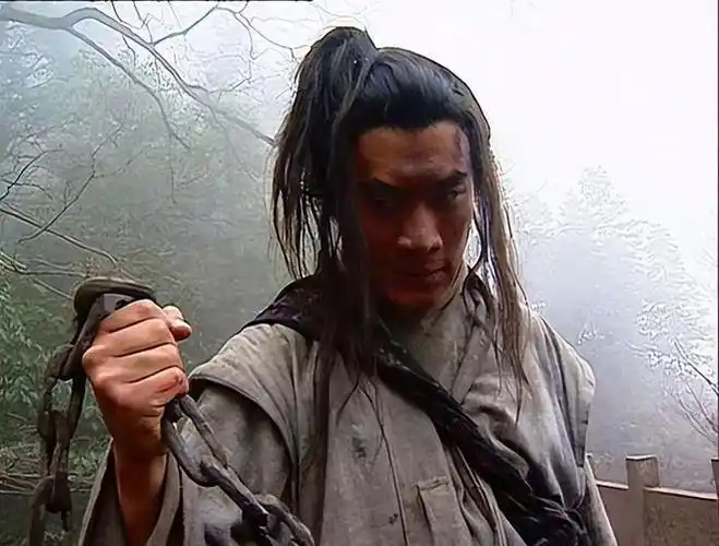 53岁"武松"丁海峰曝光:在美国树林砍柴烤肉,美国豪宅尽显气派|英俊