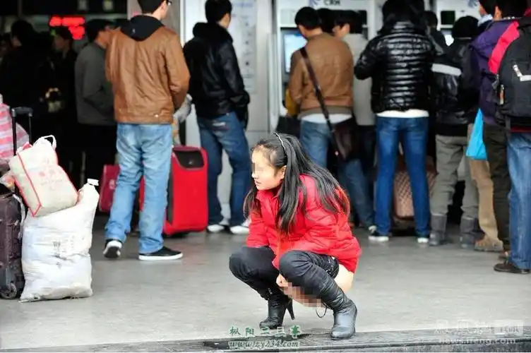 女子内急当街撒尿(高清大图)