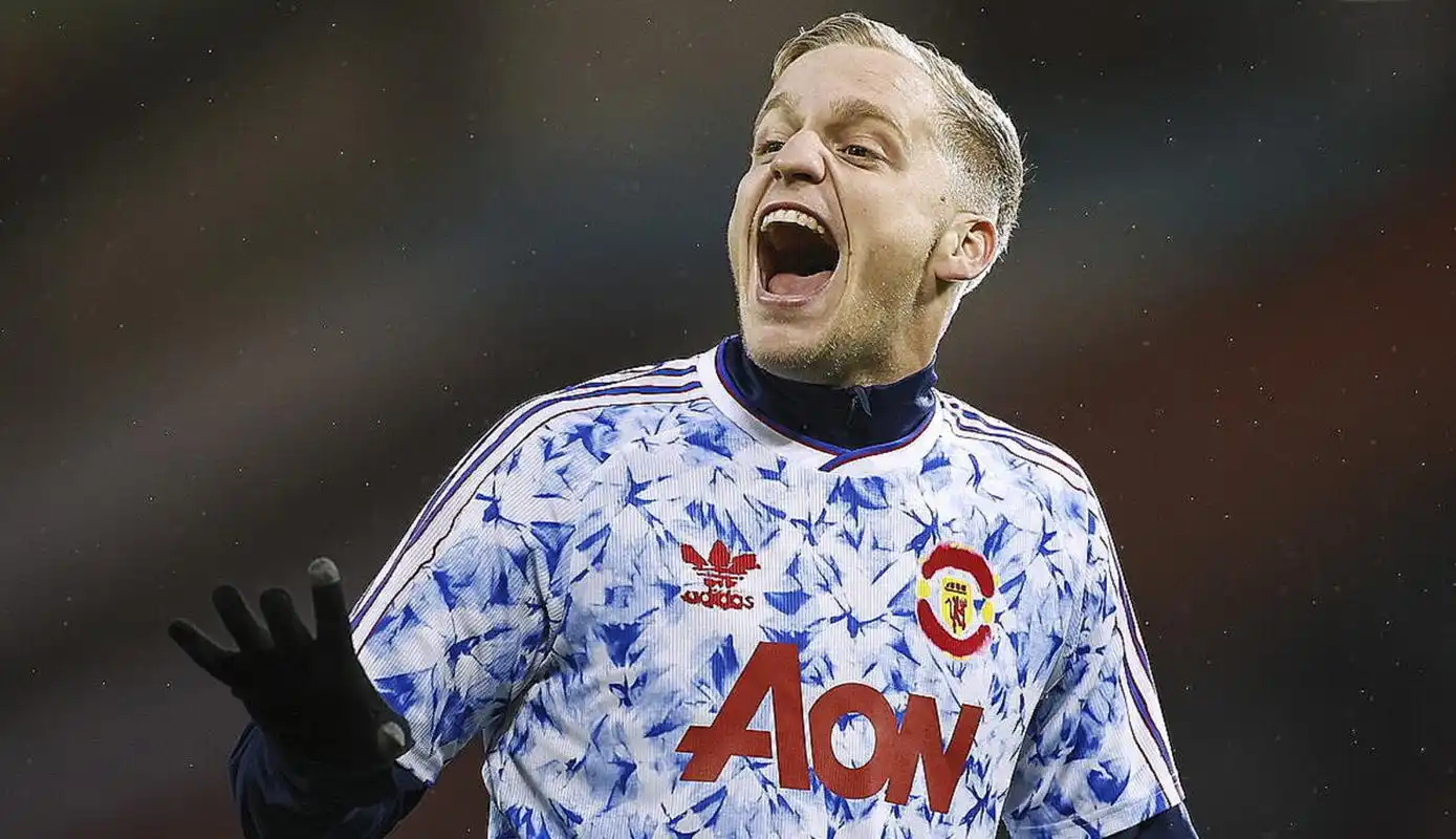 范德贝克的绝境:被叫停转会!前场没位置!无奈转型蓝领后腰?