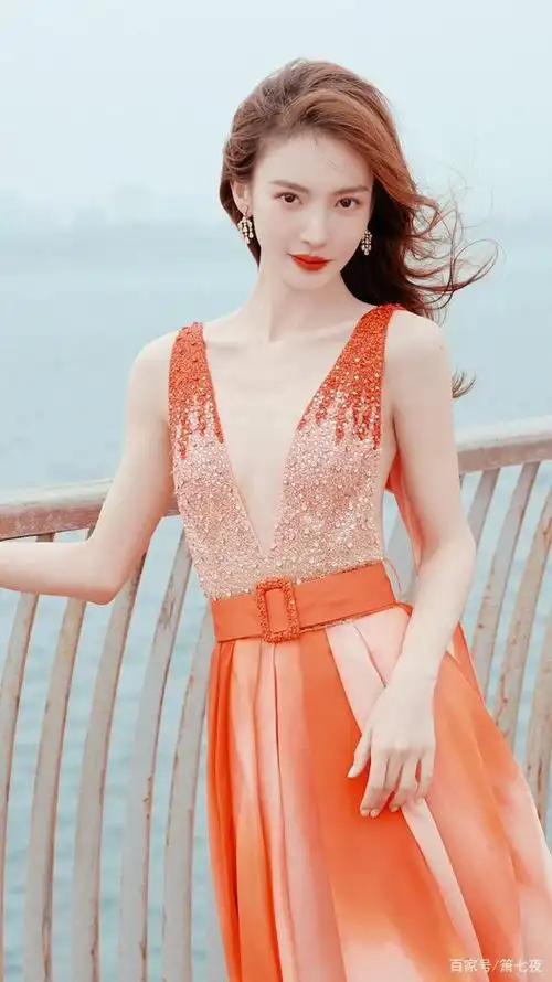 金晨裙子配色像雪花牛肉,深v低胸,大秀性感好身材