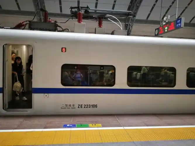 我们乘坐的南通开往重庆d2268次动车6号车厢