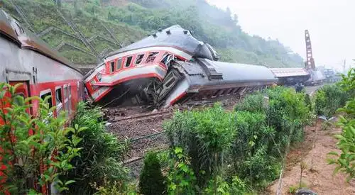 江西发生列车脱轨事故 车厢扭曲成z字