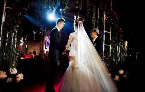 王仕鹏婚礼上多次落泪易建联当伴郎低调不抢镜