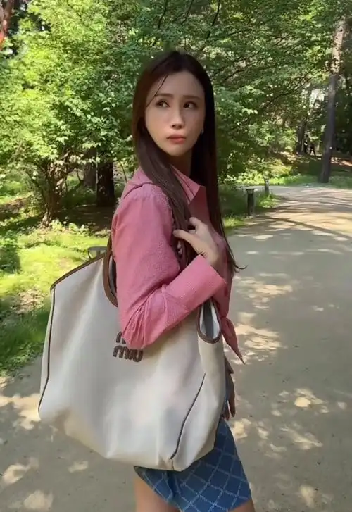 李多海格子迷你裙,搭配粉色格子衬衫,演绎露脐装风格