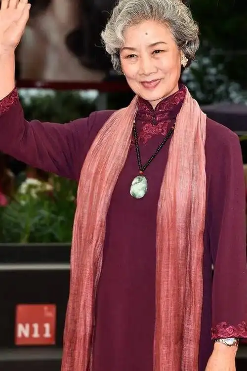 老戏骨吕中和曹翠芬不扮嫩穿着婆婆装走红毯气场都好强大