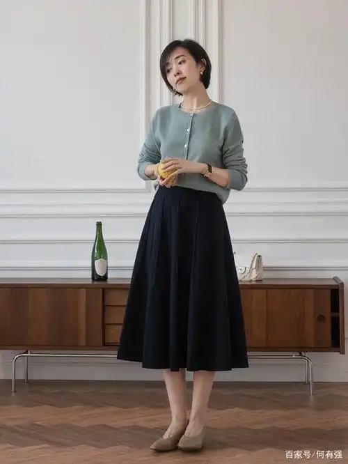 40岁女人,不要穿得太花哨,衬衫搭配半身裙就够了,高级又上档次