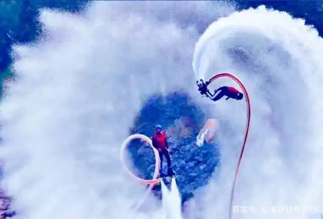 海天飞龙是一项水上摩托运动项目,使用喷射式悬浮飞行器装置,通过向下