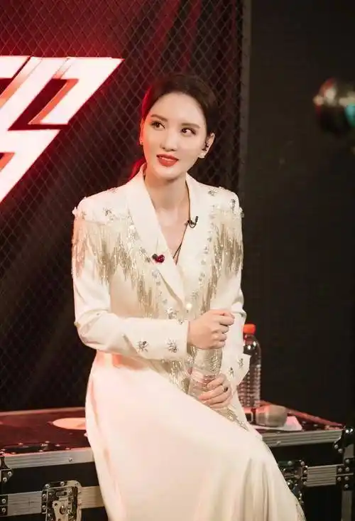 原创不愧是老板娘霸道女总裁张萌太有范西装也能秀性感身材