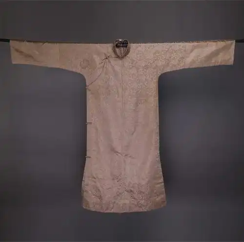 关德兴长袖浅黄色暗花长袍