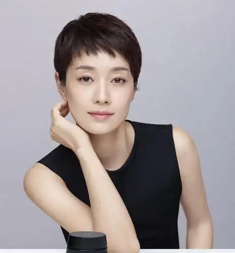 马伊琍只是换了一款发型,显得减龄时髦气质出众,不像42岁辣妈