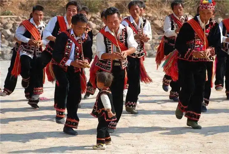 《芦笙舞》是保留最完整的拉祜族民间舞蹈,是拉祜族历史文化研究的