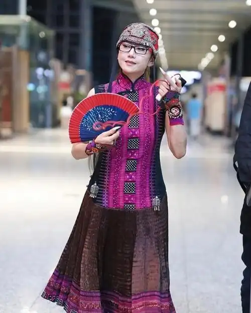 我们在挑选新中式风服装的配色时,一定要考虑得到,杨丽萍选择的民族风