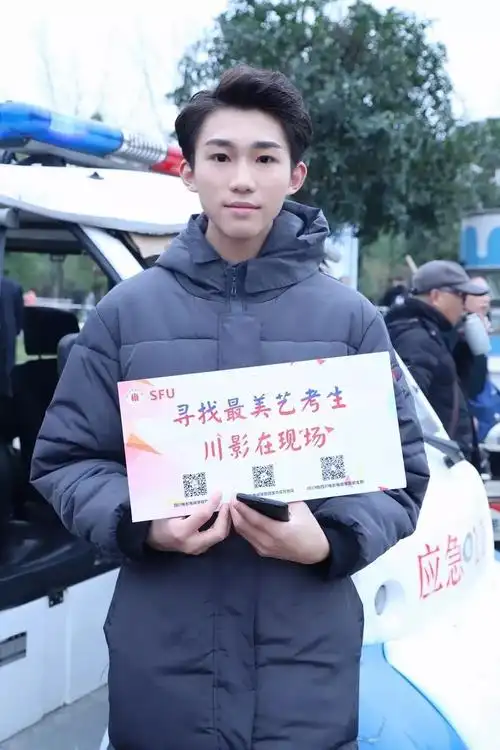 看着这些冒着寒风等待考试的学生,大影君既感动又心疼.