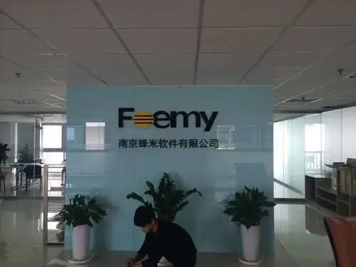 玻璃背景墙-成功案例-南京唯启广告传媒有限公司