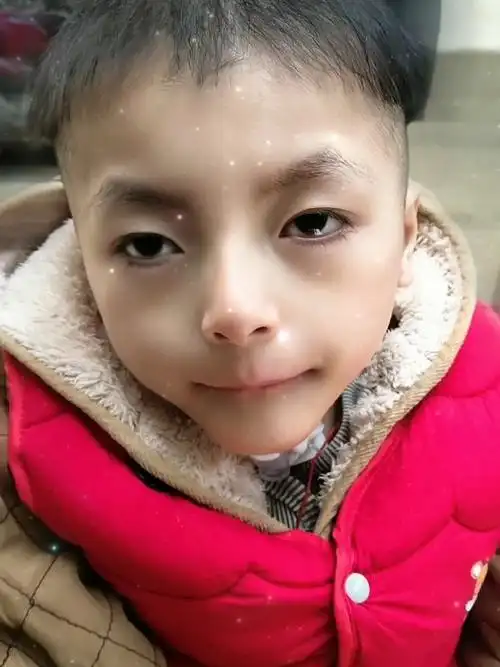 换了一个马桶盖的发型还是蛮适合他的是不是