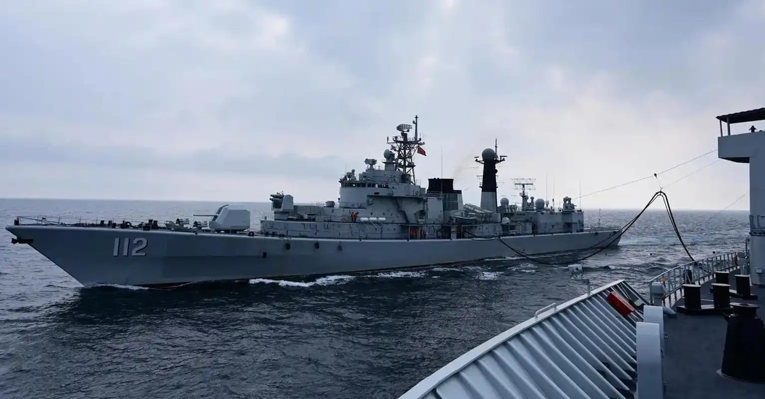 112舰与988舰海上补给 (中国军网 供图)