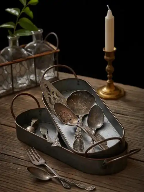 复古又文艺的铁艺餐器令人心生欢喜