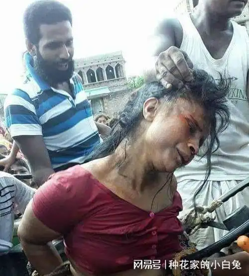 印度年轻女子被扒光衣服游街原因竟然是一个莫须有的罪名