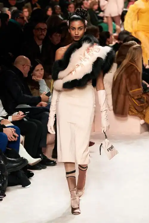 米兰时装周的第二天fendi强力来种草moschino带我们看童话世界